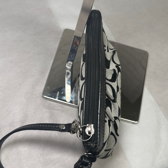 Coach Signature C’s Monochrome Pleated Wristlet Silver HDWRE w/Leather Hangtag - Picture 9 of 13